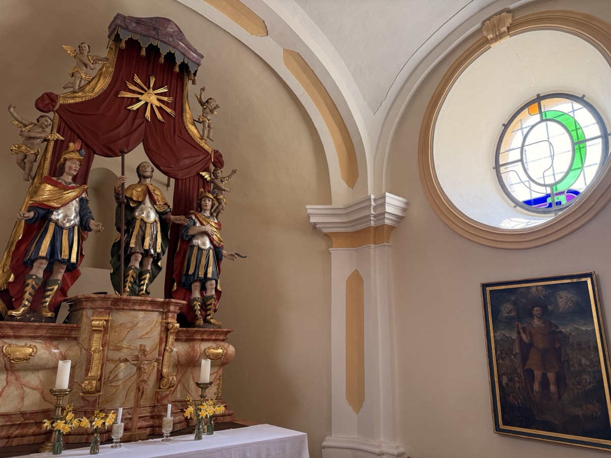 Altar mit ovalem Buntglasfenster
