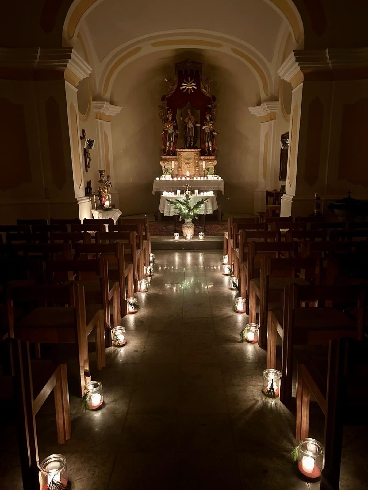 Kerzenbeleuchteter Mittelgang