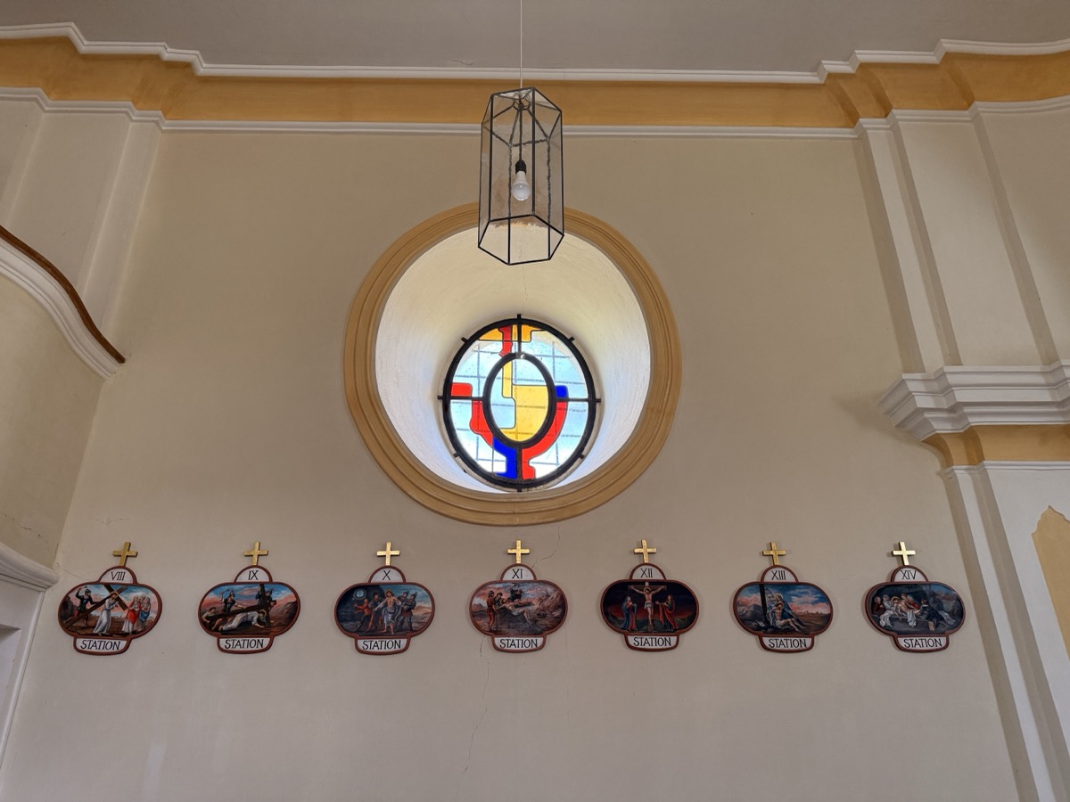 Kreuzwegtafeln und ovales Fenster